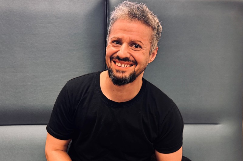 Portræt billede af Simon Bach Strange som sidder og smiler